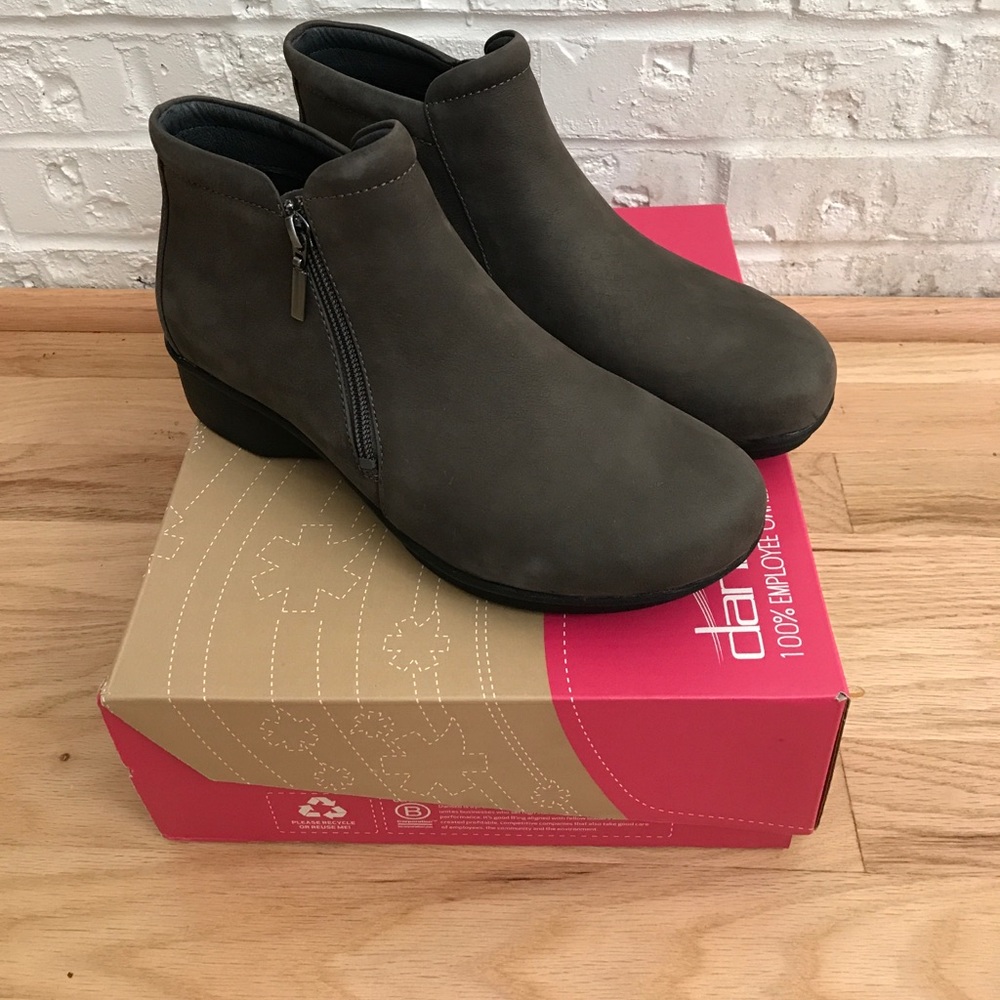 Like NEW Dansko zip ankle boots. Lee Nubuck Grey.